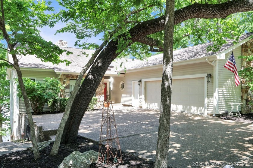 Welcome to 55 Point Hickory Ct. in beautiful Four Seasons, MO! - photo 9