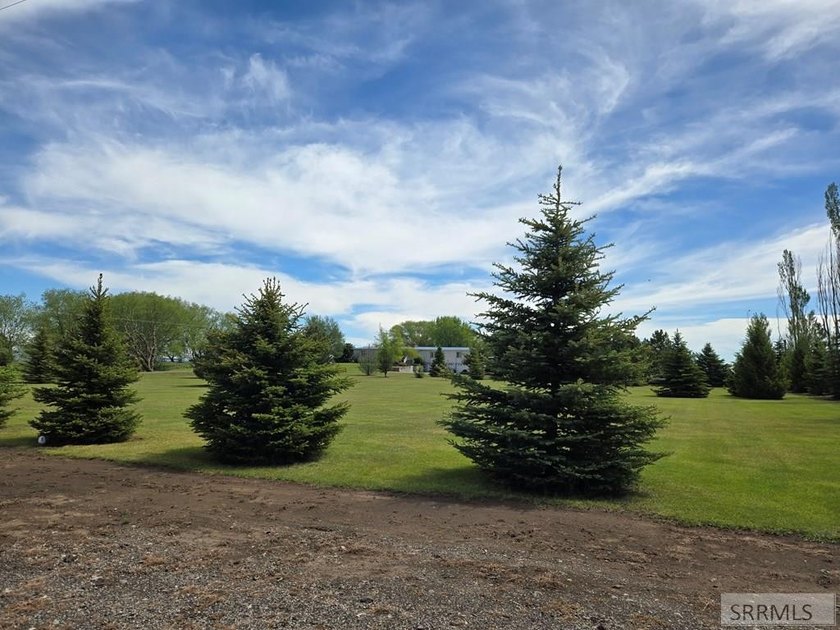 Beautiful country home on over 3 and a half acres. This home has - photo 5