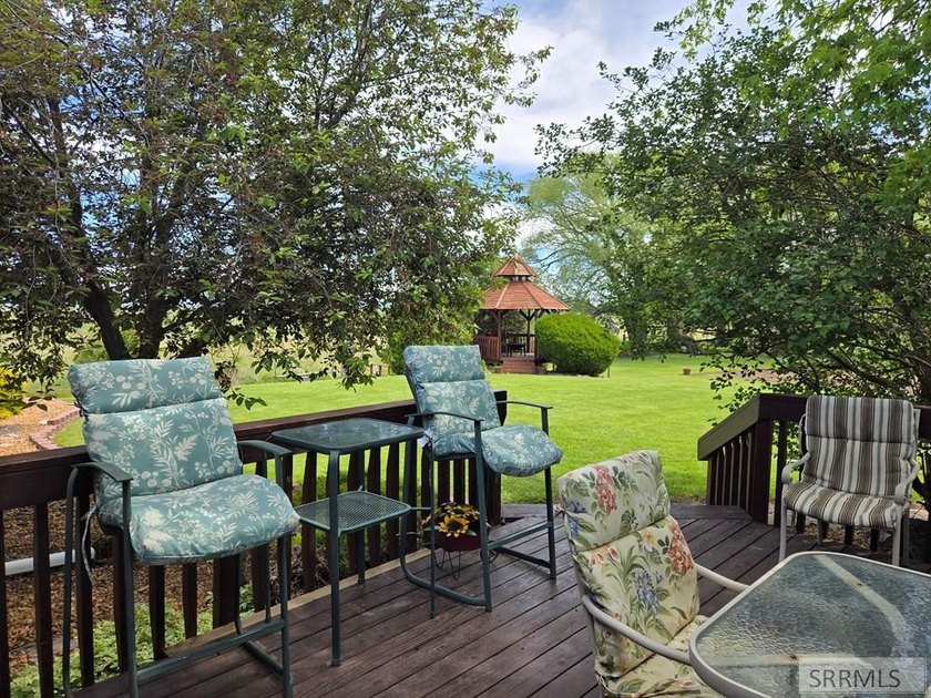 Beautiful country home on over 3 and a half acres. This home has - photo 6