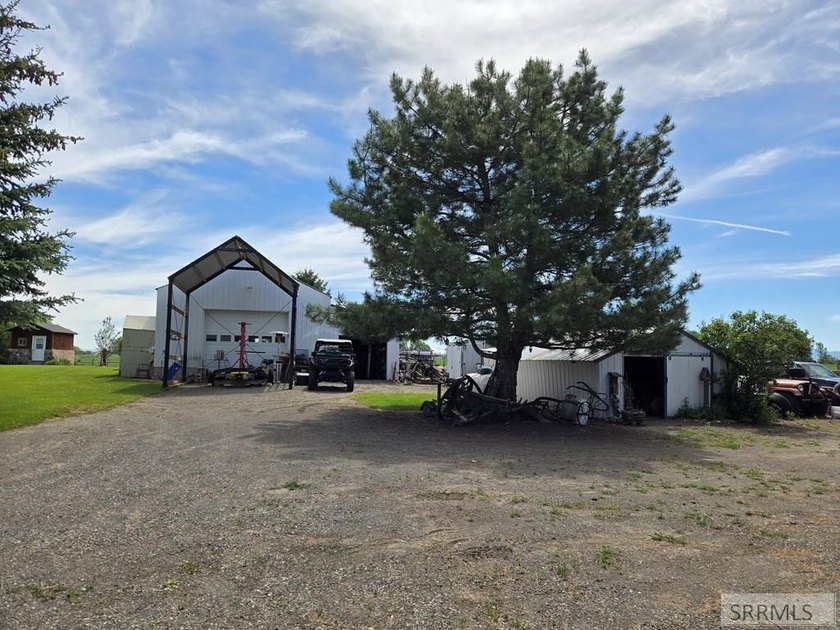 Beautiful country home on over 3 and a half acres. This home has - photo 7