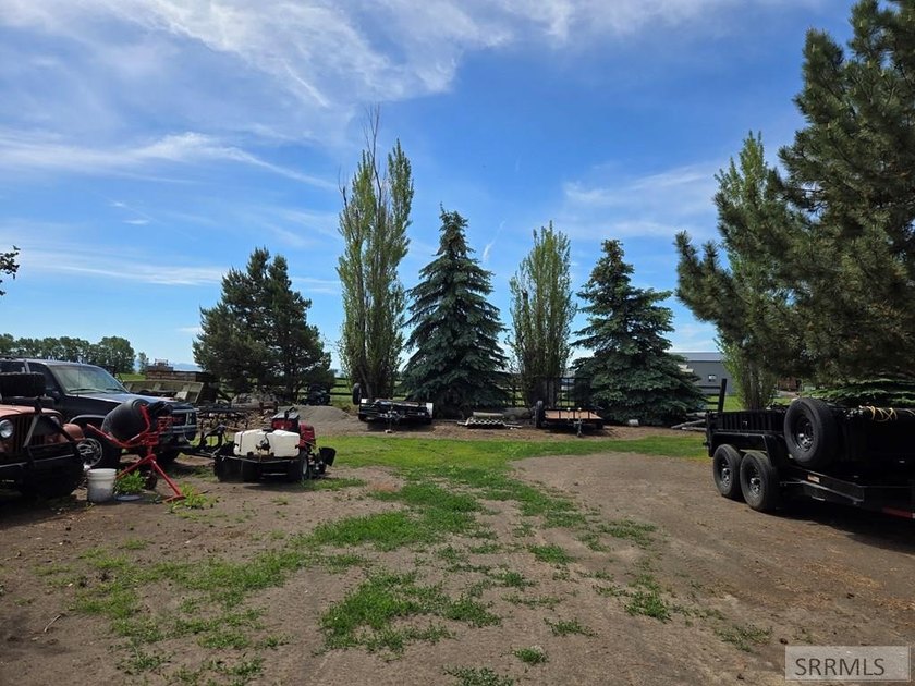 Beautiful country home on over 3 and a half acres. This home has - photo 9