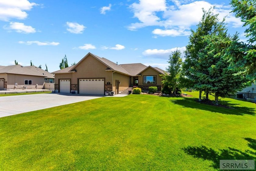 Welcome to luxury living in the prestigious Jefferson Hills Golf - photo 2