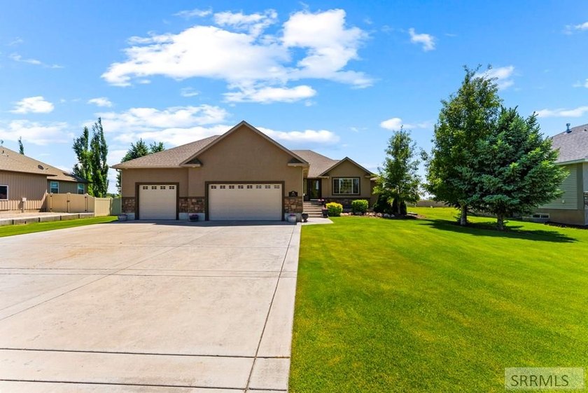 Welcome to luxury living in the prestigious Jefferson Hills Golf - photo 4