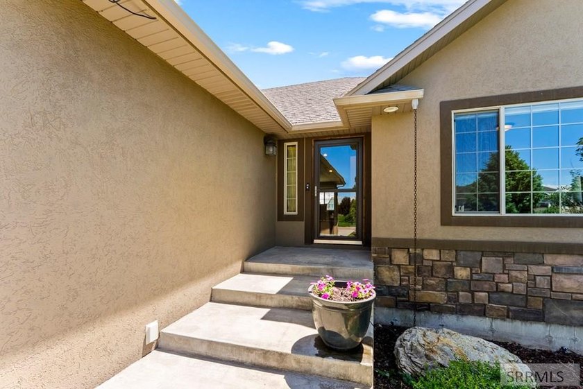 Welcome to luxury living in the prestigious Jefferson Hills Golf - photo 7