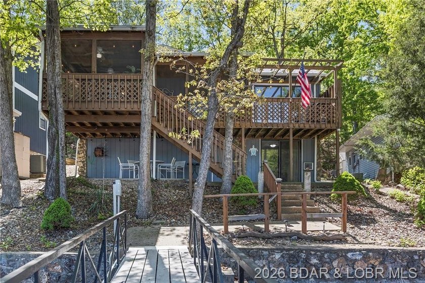 Newer HVAC, roof and gutters, water heater, and appliances - photo 8