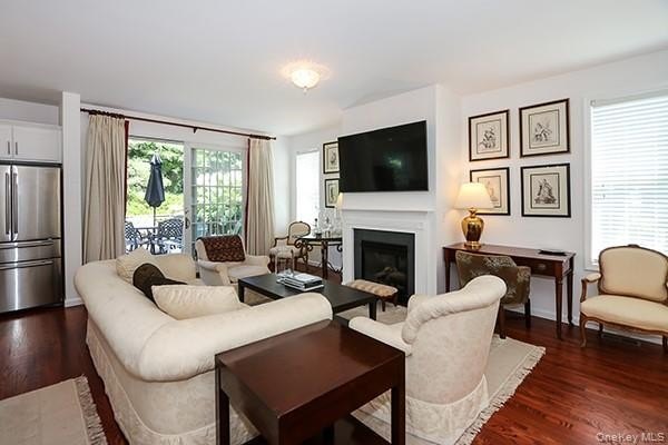 Nestled in a serene Huntington cul-de-sac, this stunning Spring - photo 6