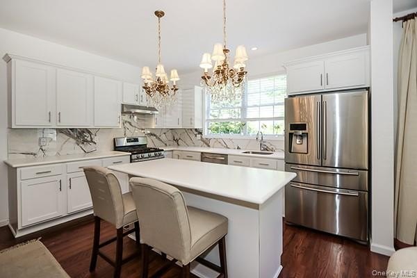 Nestled in a serene Huntington cul-de-sac, this stunning Spring - photo 10