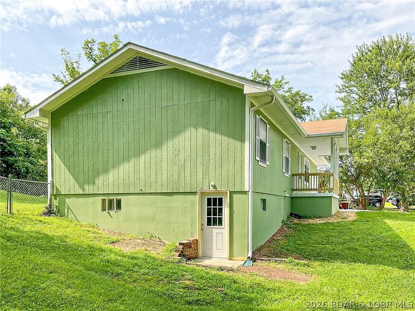 Renovated Ranch home in quiet location, last house on a dead end - photo 14