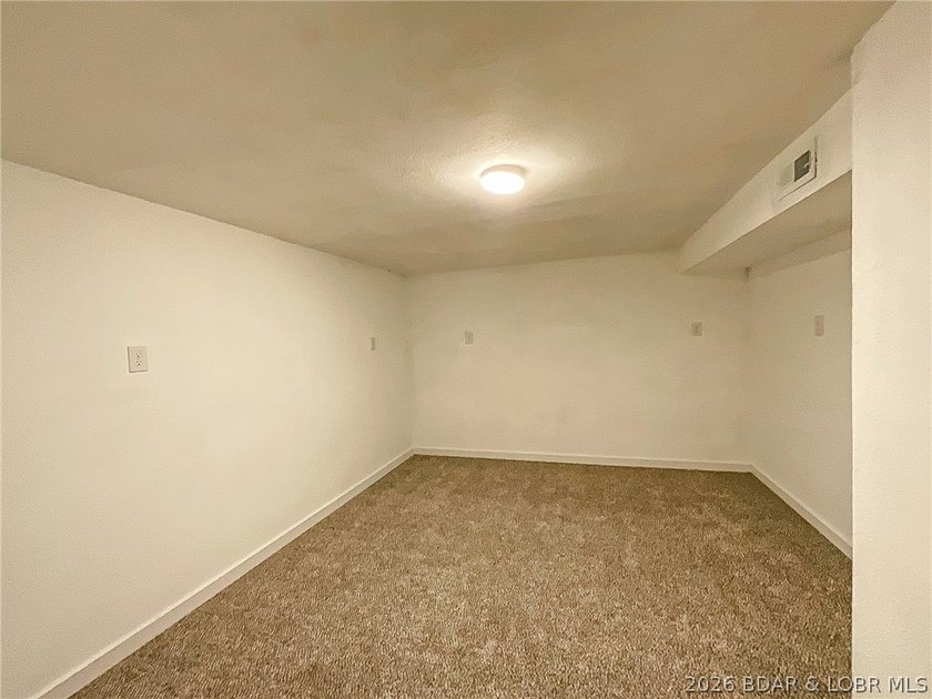 Renovated Ranch home in quiet location, last house on a dead end - photo 26