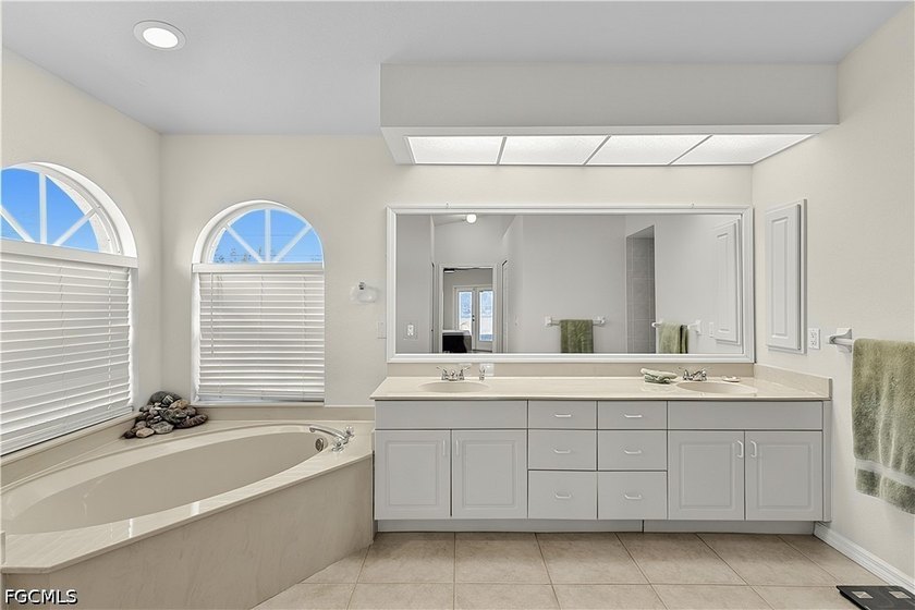 Welcome to this beautifully updated 4-bedroom plus den, 2.5-bath - photo 14