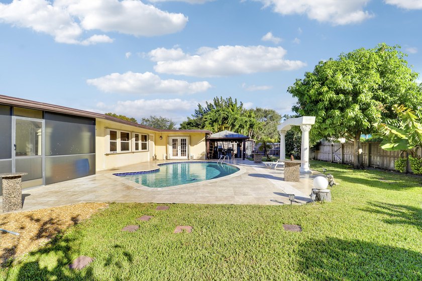 Spacious pool home in the desirable neighborhood of Garden Isles - photo 16