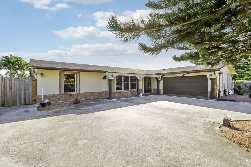 Spacious pool home in the desirable neighborhood of Garden Isles - photo 20