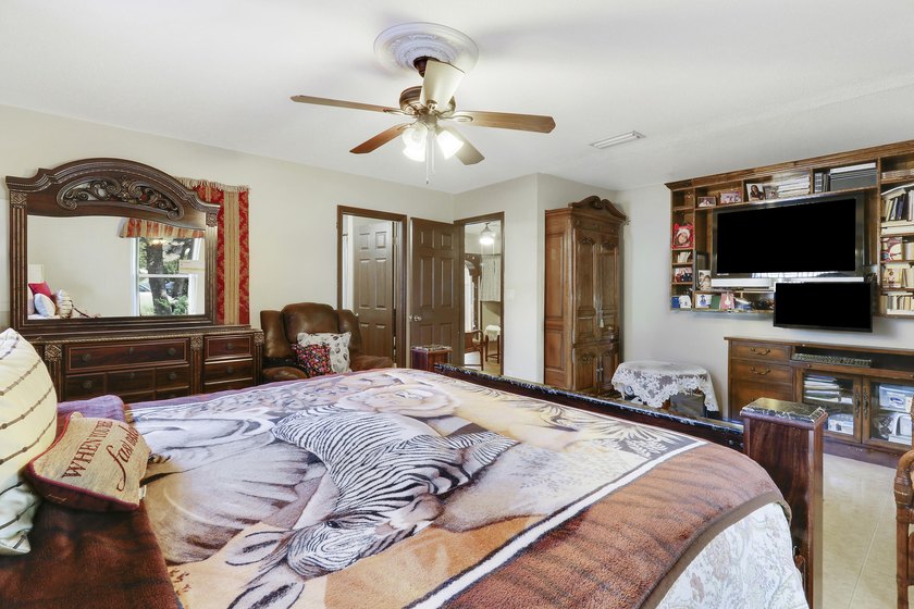 Spacious pool home in the desirable neighborhood of Garden Isles - photo 23