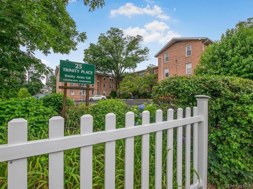 Welcome home to this charming 1-bedroom top-floor walk-up - photo 15