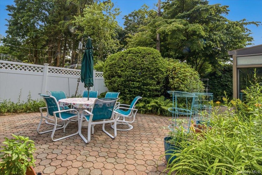 Beautifully landscaped Center Hall Colonial in a most desirable - photo 12