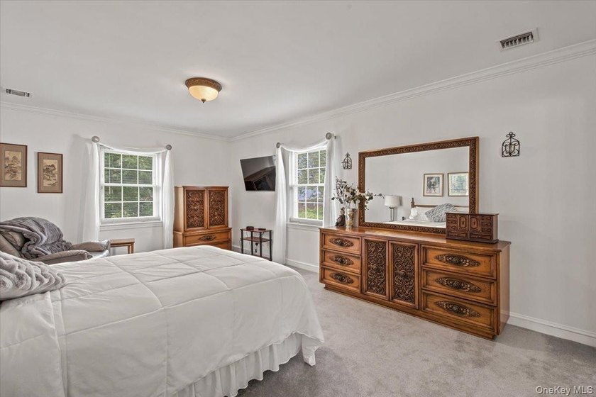 Beautifully landscaped Center Hall Colonial in a most desirable - photo 26