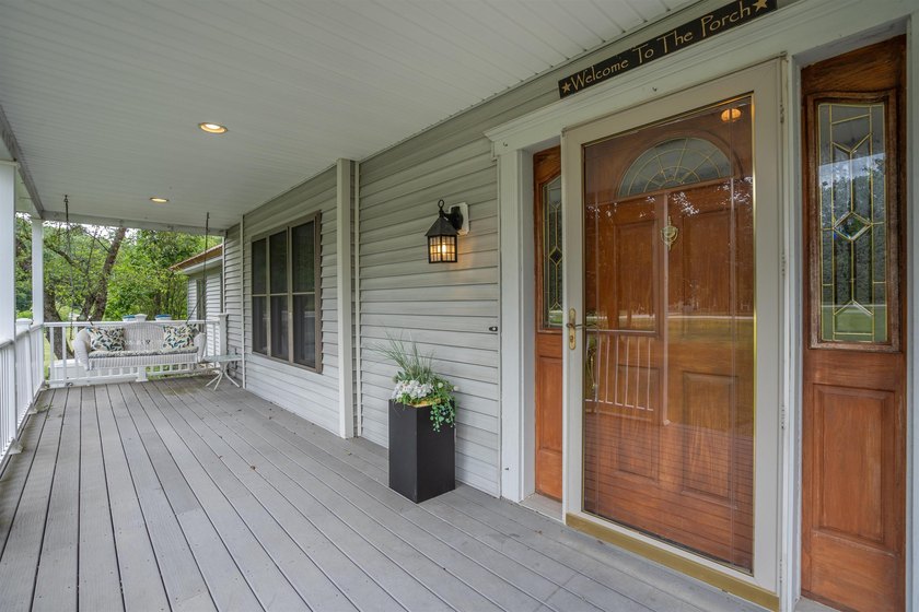 Sprawling and versatile, this impressive Loudon property offers - photo 2