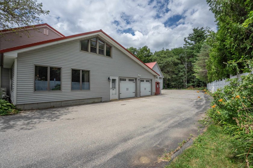 Sprawling and versatile, this impressive Loudon property offers - photo 4