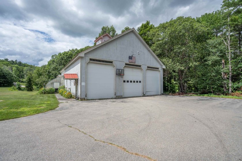 Sprawling and versatile, this impressive Loudon property offers - photo 5