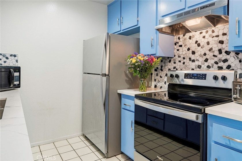Welcome home to the Lindenwood condos! This beautifully - photo 5