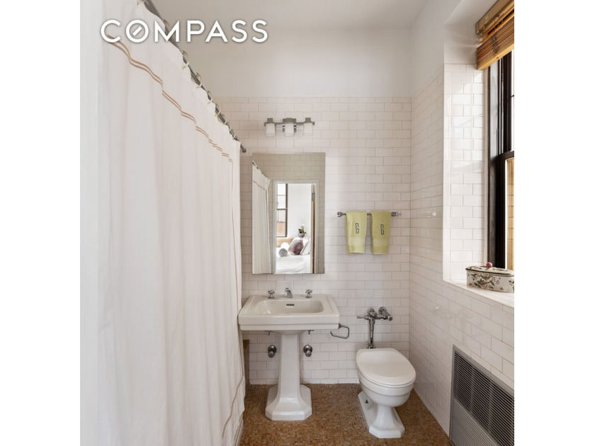 Loft-Like Prewar Condominium on Park Avenue Rarely available - photo 5