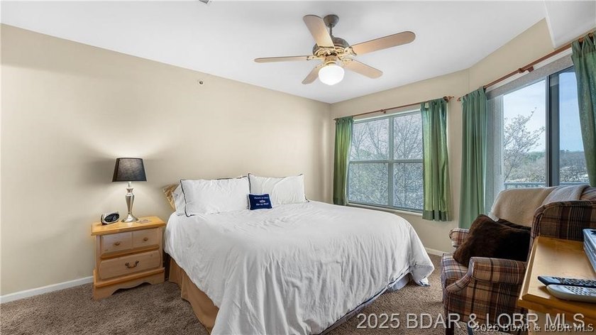 This well maintained, 2nd tier, Ledges Condo, with a lake view - photo 10