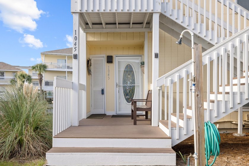 Investor alert! This 1BR/1BA end-unit canal-front condo with - photo 2