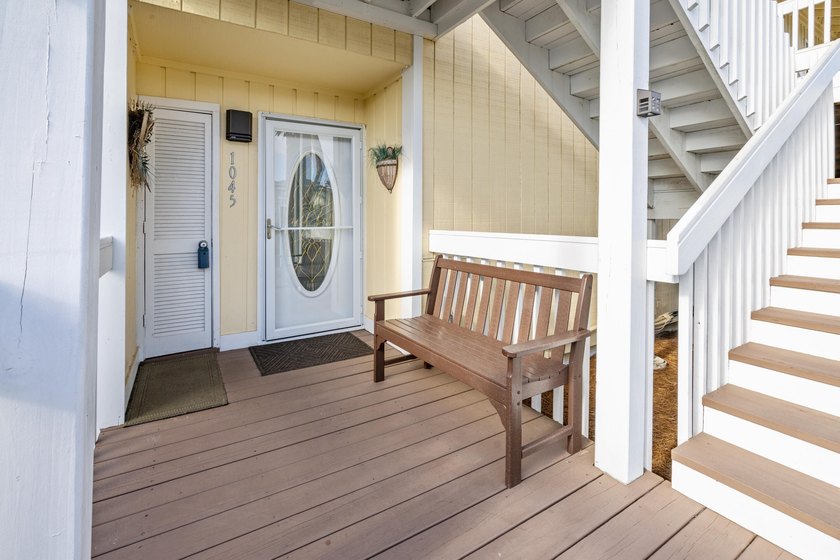 Investor alert! This 1BR/1BA end-unit canal-front condo with - photo 3