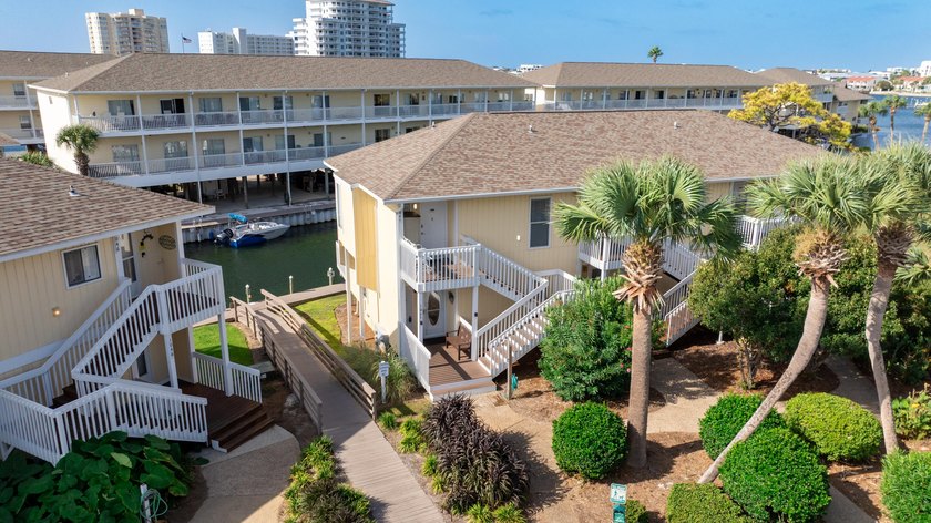 Investor alert! This 1BR/1BA end-unit canal-front condo with - photo 5