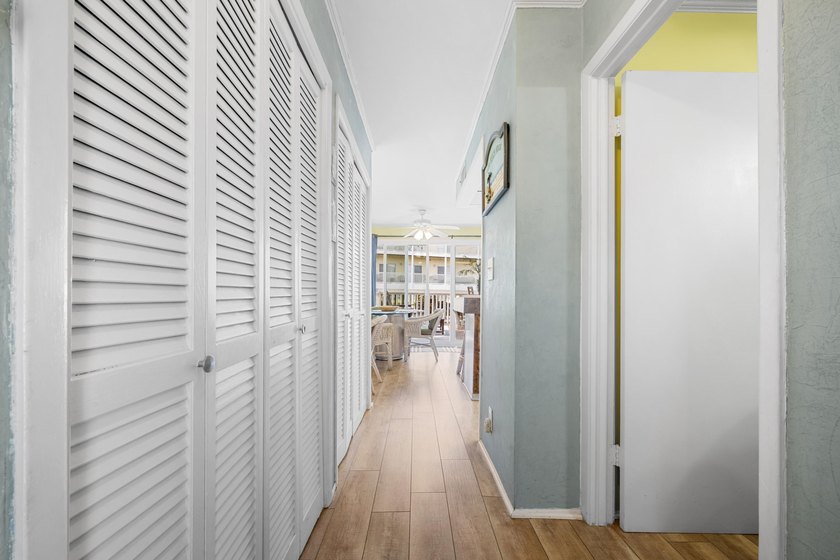 Investor alert! This 1BR/1BA end-unit canal-front condo with - photo 6