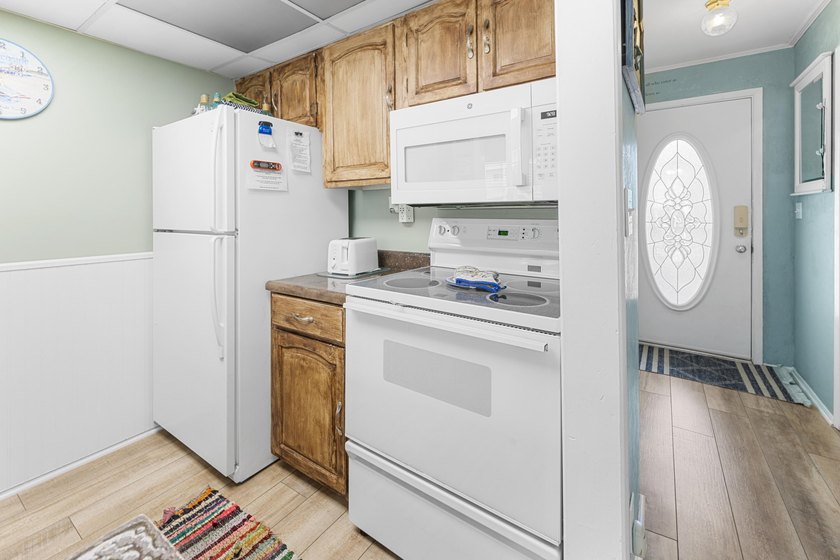 Investor alert! This 1BR/1BA end-unit canal-front condo with - photo 7