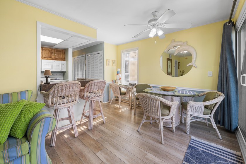Investor alert! This 1BR/1BA end-unit canal-front condo with - photo 8