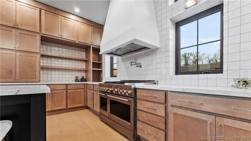 Recently completed by Thomas Construction, this luxury residence - photo 6