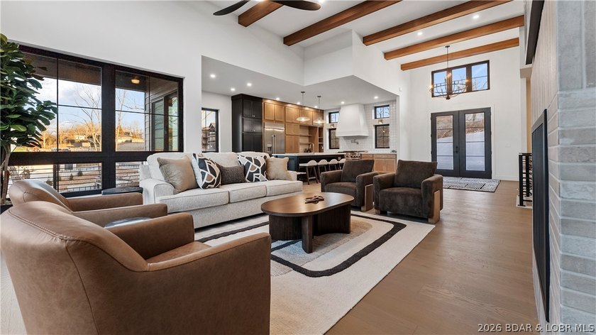 Recently completed by Thomas Construction, this luxury residence - photo 8