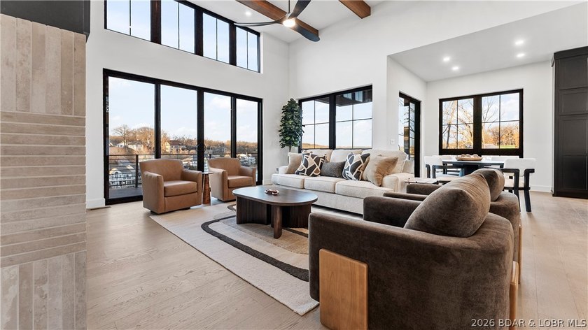 Recently completed by Thomas Construction, this luxury residence - photo 9