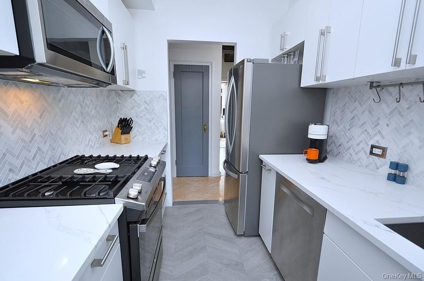 Step into this beautifully renovated 2-bedroom, 2-bath residence - photo 12