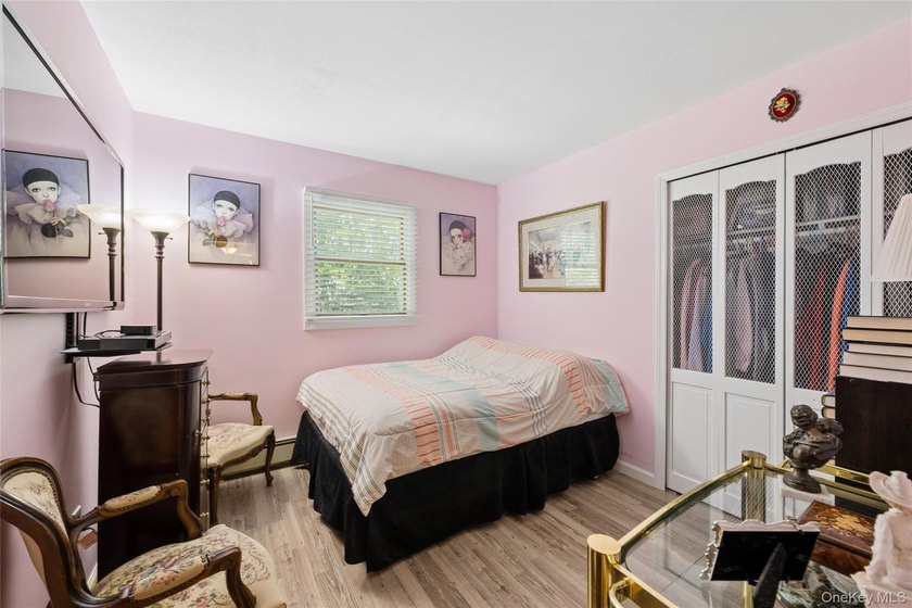 Spacious and versatile 2-story ranch offering 6 bedrooms plus a - photo 14