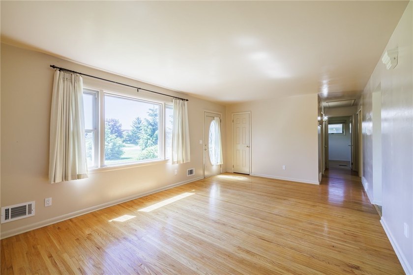 Perfect Easy Living in a Highly Desirable Location! This - photo 5