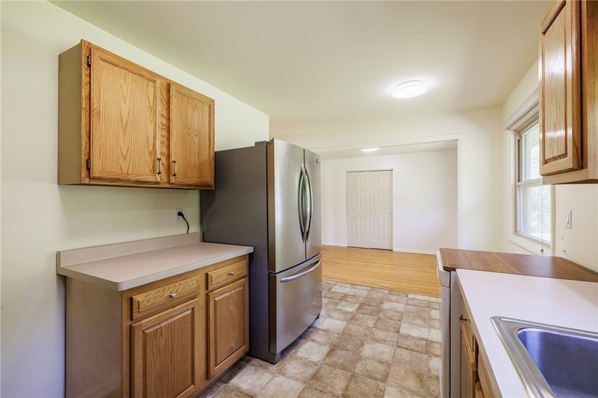 Perfect Easy Living in a Highly Desirable Location! This - photo 8