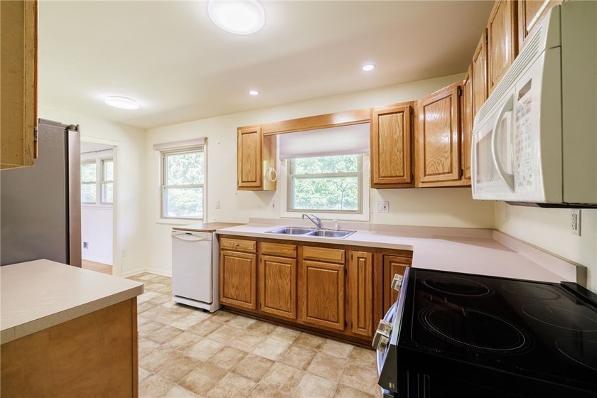 Perfect Easy Living in a Highly Desirable Location! This - photo 9
