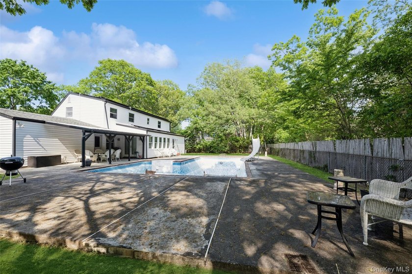 Spacious and versatile 2-story ranch offering 6 bedrooms plus a - photo 23