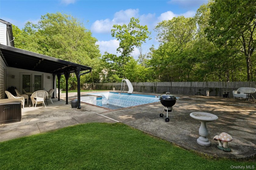 Spacious and versatile 2-story ranch offering 6 bedrooms plus a - photo 25