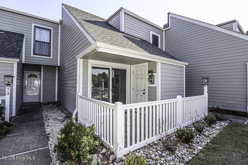 Welcome to this beautifully remodeled 2-bedroom, 2.5-bathroom - photo 4