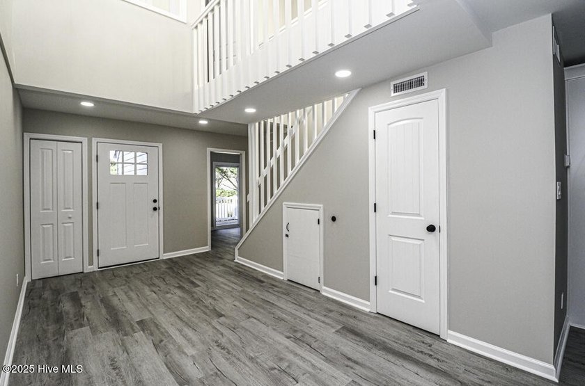 Welcome to this beautifully remodeled 2-bedroom, 2.5-bathroom - photo 8