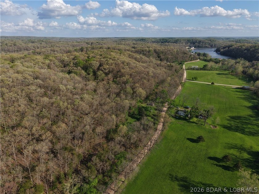 Live the best of both worlds-peaceful country living just - photo 2