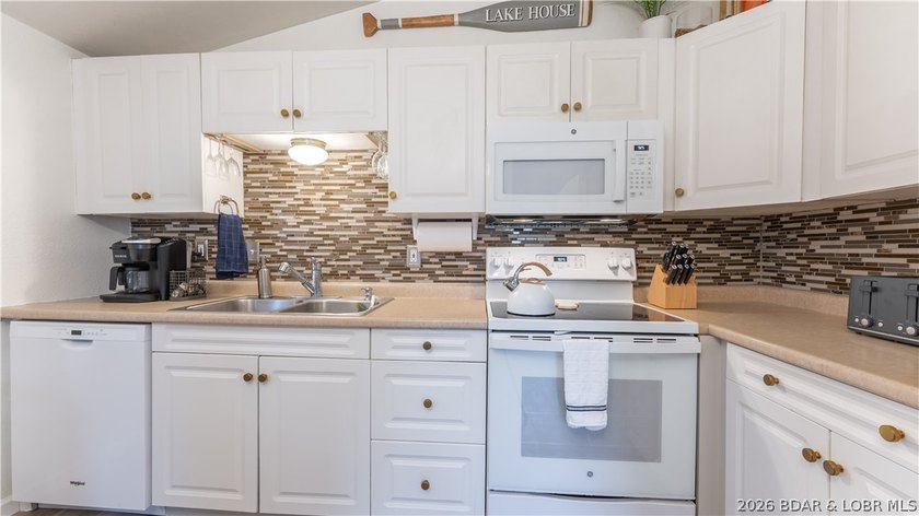 SUCCESSFUL, ESTABLISHED NIGHTLY RENTAL &amp; affordable lake area - photo 10