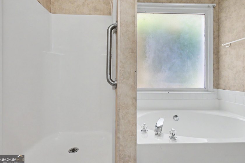 Welcome home to this spacious ranch situated on a private 1+ - photo 44