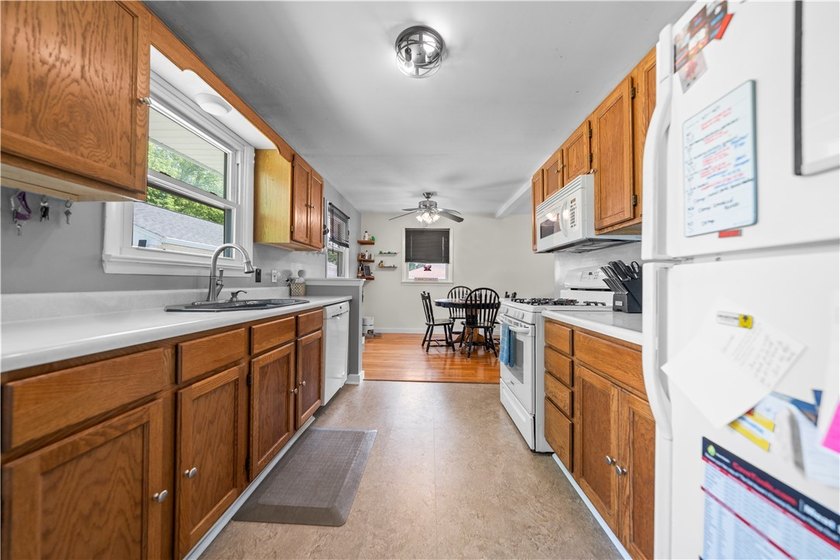 Welcome to 18 Chester Avenue! This beautifully maintained - photo 7