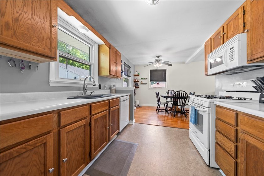 Welcome to 18 Chester Avenue! This beautifully maintained - photo 9