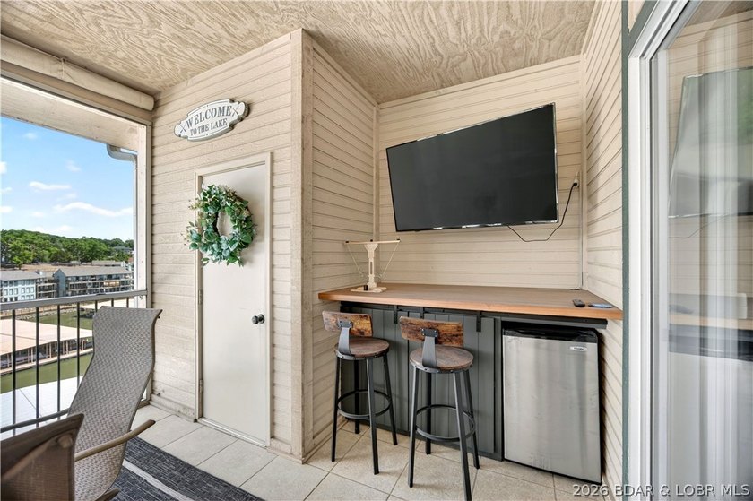 Top-floor living with beautiful lake views and plenty of space - photo 5